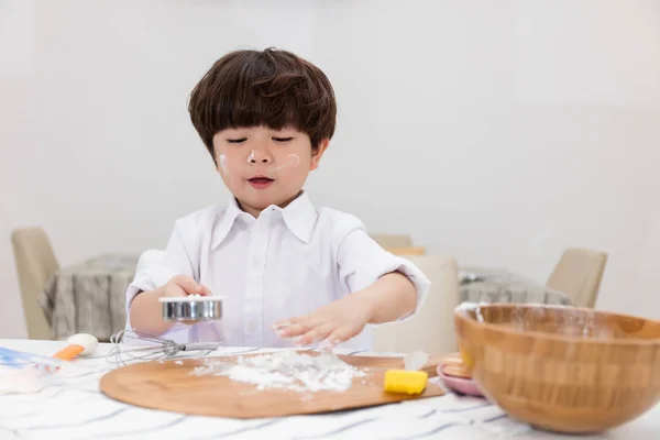 Asiático chino pequeño niño prepararse para hornear galletas — Foto de Stock