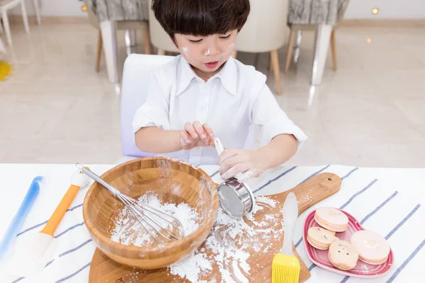 Asiático chino pequeño niño prepararse para hornear galletas — Foto de Stock