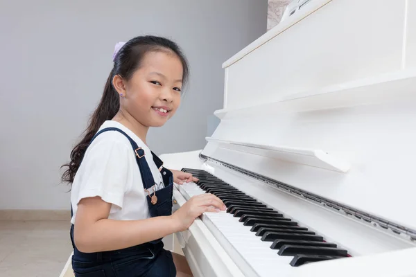 Feliz asiática china niña jugando piano clásico en casa —  Fotos de Stock