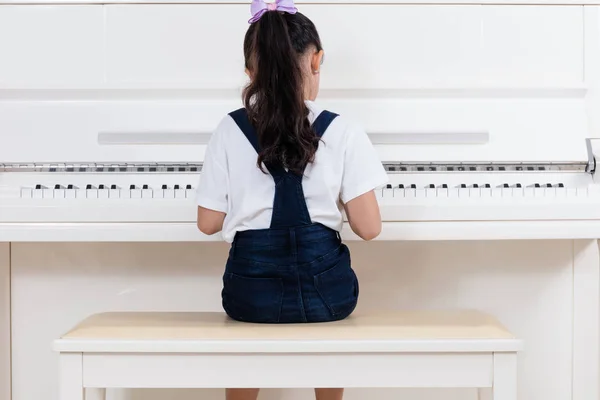 Azjatycki chiński dziewczynka grający klasyczny fortepian w domu — Zdjęcie stockowe