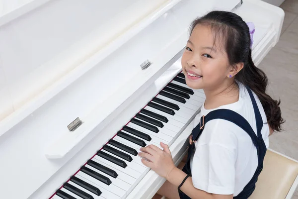 Szczęśliwy azjatycki chiński dziewczynka grający klasyczny fortepian w domu — Zdjęcie stockowe