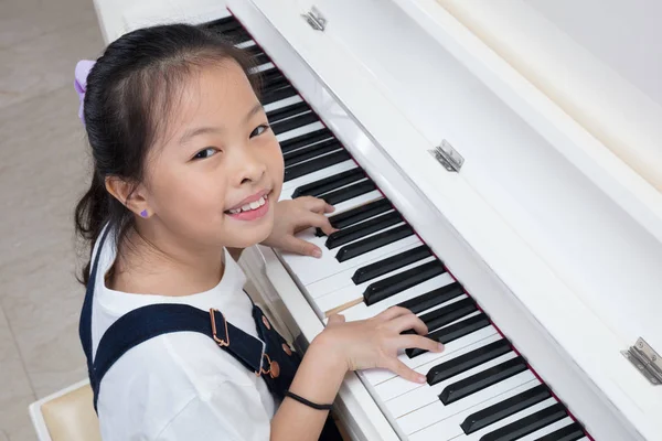 Feliz asiática china niña jugando piano clásico en casa —  Fotos de Stock