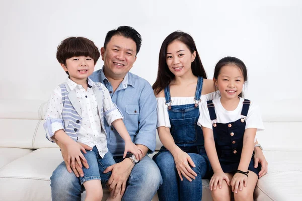 Gelukkig Aziatische Chinese familie zittend op de Bank glimlachen — Stockfoto