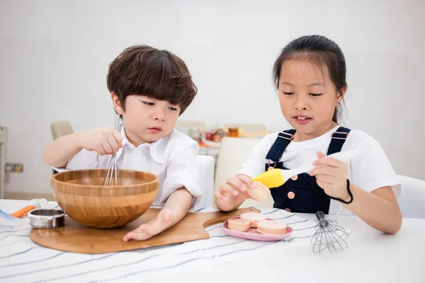 Asiático chino pequeño hermano y hermana preparándose para hornear galletas — Foto de Stock