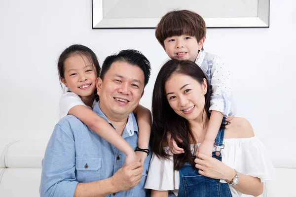 Gelukkig Aziatische Chinese familie zittend op de Bank glimlachen — Stockfoto