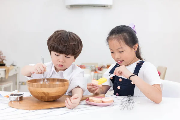 Азіатський китайський молодший брат і сестра, підготовка для випічки печива — стокове фото