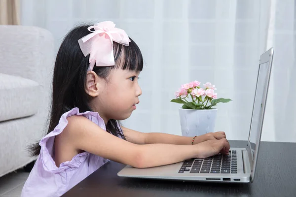 Sonriente asiática niña china utilizando el ordenador portátil en casa — Foto de Stock