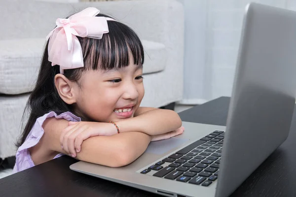 Sonriente asiática niña china utilizando el ordenador portátil en casa — Foto de Stock