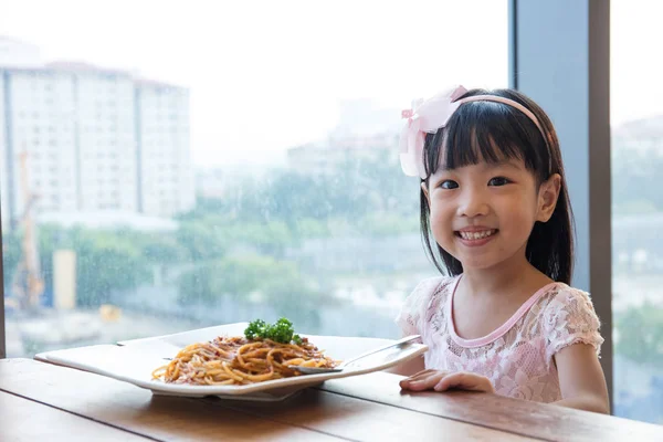 Asiática china niña comiendo espaguetis boloñesa —  Fotos de Stock