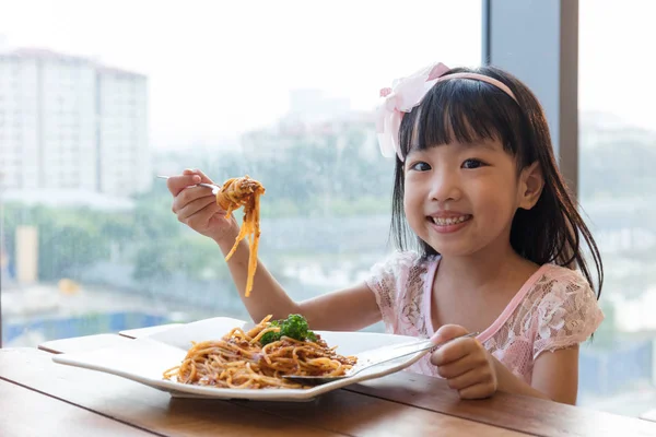 Asiática china niña comiendo espaguetis boloñesa —  Fotos de Stock