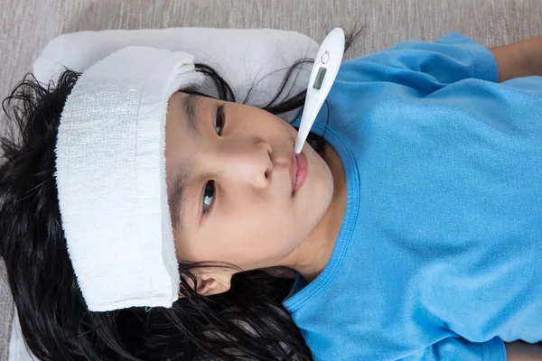 Azjatycki chiński dziewczynka coraz pomiaru temperatury ciała gorączka — Zdjęcie stockowe