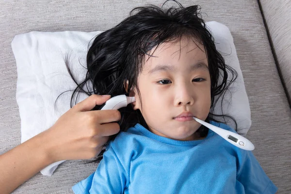 Asiatico cinese bambina ottenere misura per febbre temperata — Foto Stock