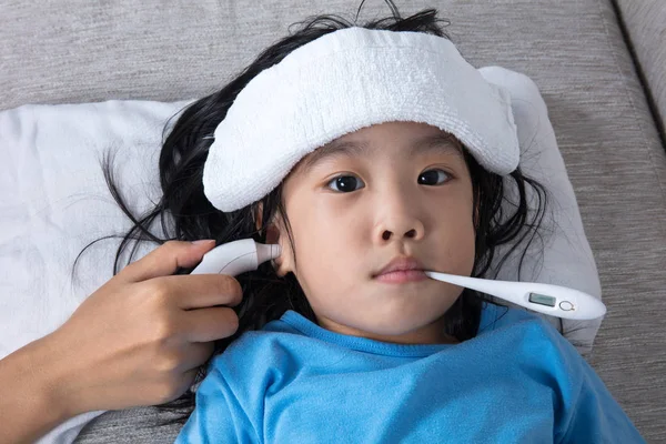 Azjatycki chiński dziewczynka coraz pomiaru temperatury ciała gorączka — Zdjęcie stockowe
