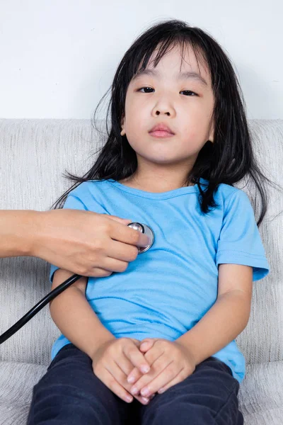 Azjatycki chiński dziewczynka zbadania przez lekarza z stetoskop — Zdjęcie stockowe