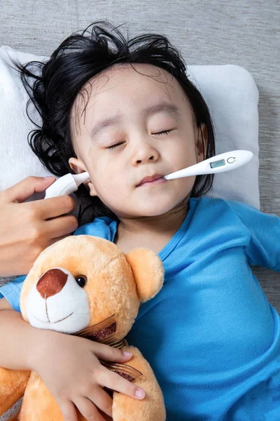 Asiatico cinese bambina ottenere orecchio misurazione per febbre temperatura — Foto Stock