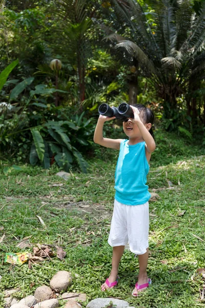 Asian Chinese little girl exploring around with binoculars — Stock Photo, Image