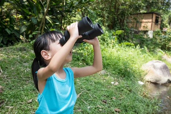 Asian Chinese little girl exploring around with binoculars — Stock Photo, Image