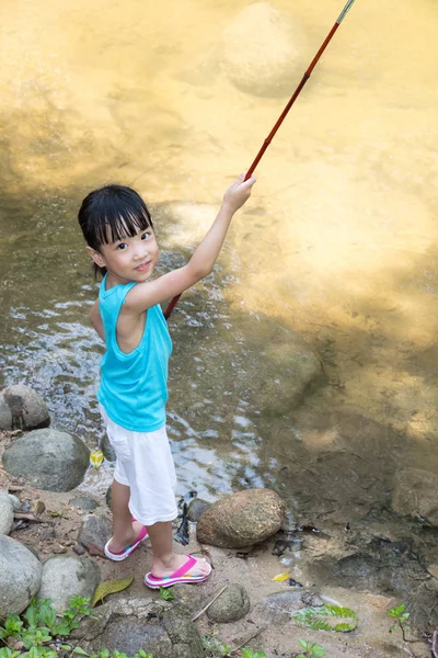 Happy Asian Chinese little girl angling with fishing rod — Stock Photo, Image