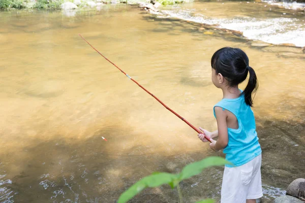 Asiatico cinese bambina angling con canna da pesca — Foto Stock