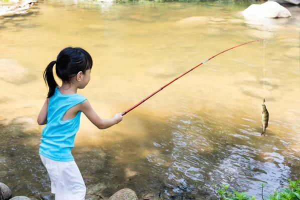 Azjatycki chiński dziewczynka, Wędkarstwo na wędkę — Zdjęcie stockowe