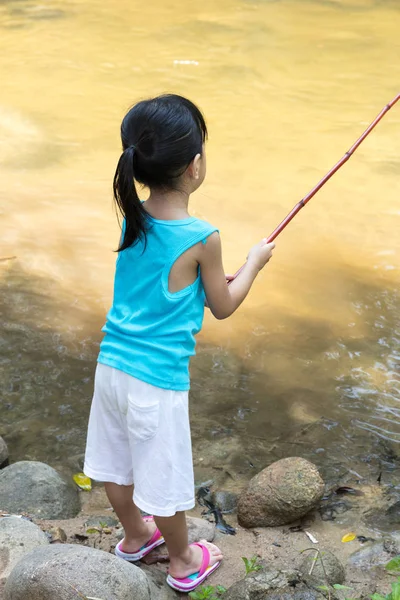 Azjatycki chiński dziewczynka, Wędkarstwo na wędkę — Zdjęcie stockowe