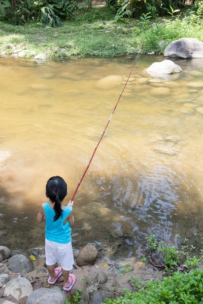 Asiatico cinese bambina angling con canna da pesca — Foto Stock