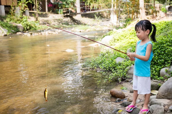 Feliz asiático chinês menina angling com vara de pesca — Fotografia de Stock