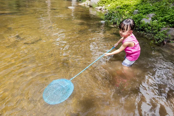 Asiático chinês menina captura peixe com rede de pesca — Fotografia de Stock