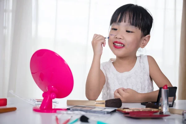 Aziatische Chinese meisje toepassing van make-up met cosmetica — Stockfoto