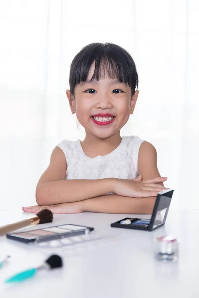 Asijská Čínská holčička použití make-up s kosmetikou — Stock fotografie