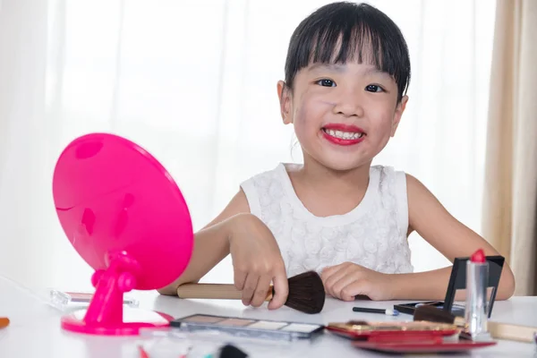 Asijská Čínská holčička použití make-up s kosmetikou — Stock fotografie