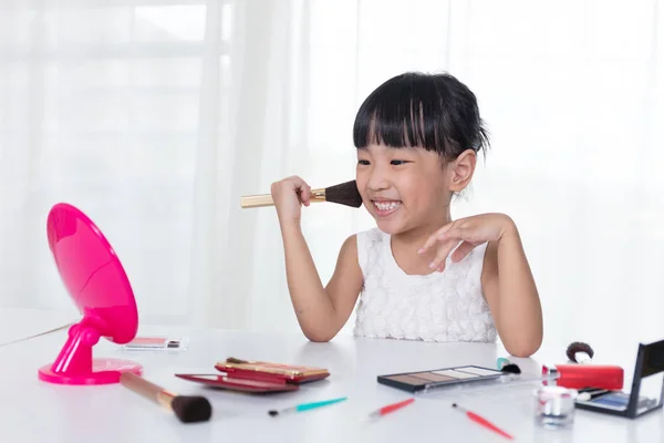 Asiática china niña aplicando maquillaje con cosméticos — Foto de Stock