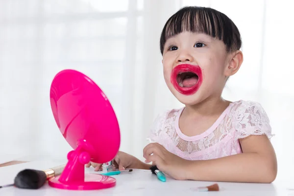 Asiatico cinese bambina avendo divertimento con pasticcio rossetto — Foto Stock