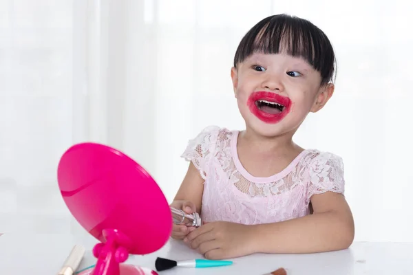 Aziatische Chinese meisje plezier met puinhoop lippenstift — Stockfoto