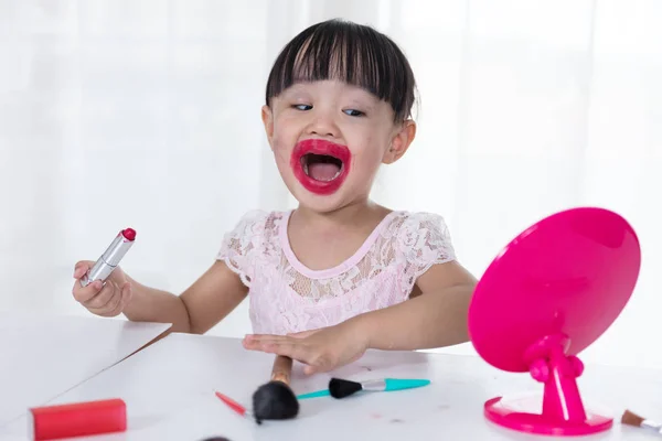 Aziatische Chinese meisje plezier met puinhoop lippenstift — Stockfoto