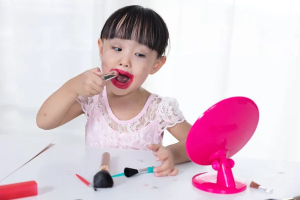 Asiática china niña tener divertido con lío lápiz labial — Foto de Stock