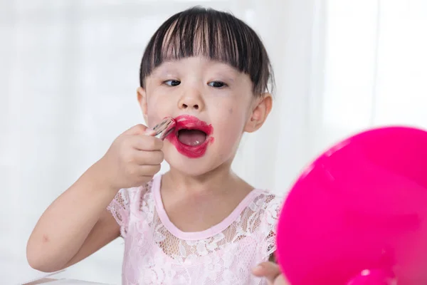 Asiatisk kinesisk lilla tjej att ha kul med röran läppstift — Stockfoto