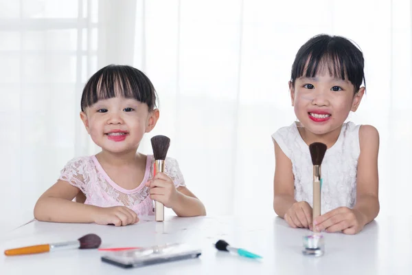 Asiatische chinesische kleine Schwestern haben Spaß mit Kosmetik Make-up — Stockfoto