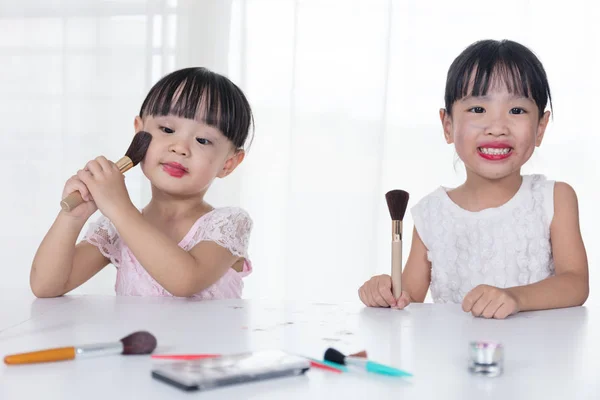 Aziatische Chinese zusjes plezier met make-up cosmetica — Stockfoto