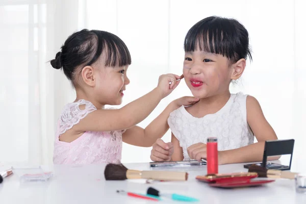 Aziatische Chinese zusjes plezier met make-up cosmetica — Stockfoto