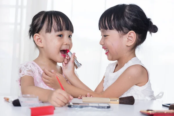 Aziatische Chinese zusjes plezier met make-up cosmetica — Stockfoto