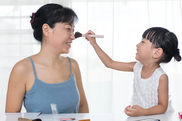 Asiatico cinese madre e figlia avendo divertimento con cosmetici fare — Foto Stock