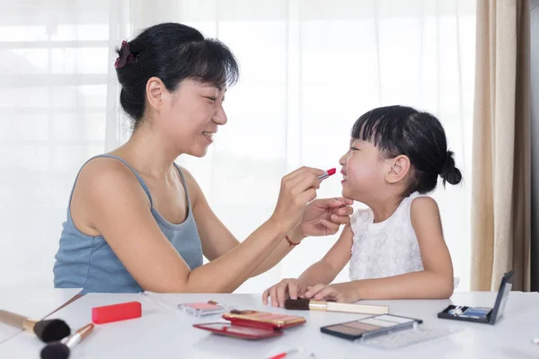 Aziatische Chinese moeder en dochter met plezier met cosmetica maken — Stockfoto