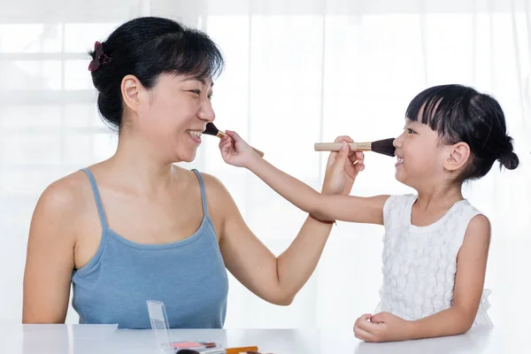 Asiatico cinese madre e figlia avendo divertimento con cosmetici fare — Foto Stock