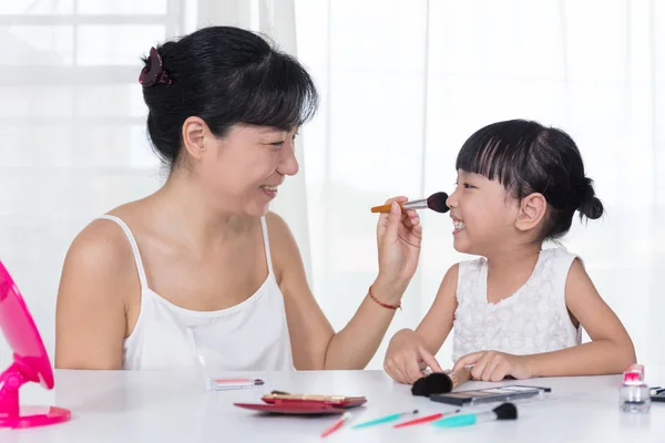 Asiatico cinese madre e figlia avendo divertimento con cosmetici fare — Foto Stock