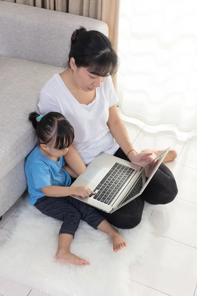 Gelukkig Aziatische Chinese moeder en dochter met behulp van laptop thuis — Stockfoto