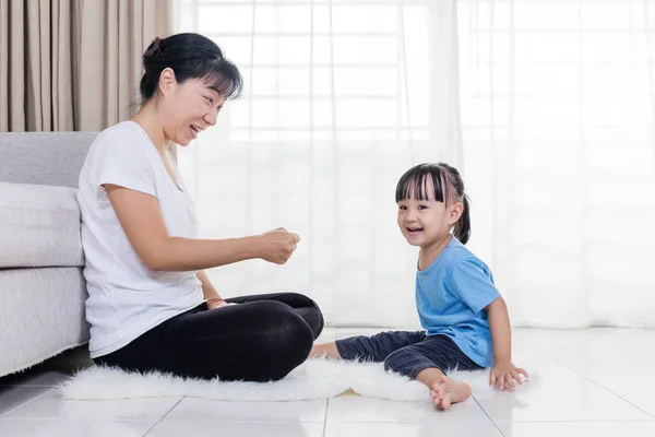 Aziatische Chinese moeder en dochter spelen rots-papier-schaar — Stockfoto