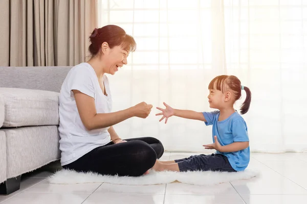 Aziatische Chinese moeder en dochter spelen rots-papier-schaar — Stockfoto