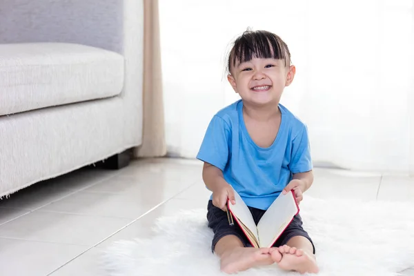 Glücklich asiatische chinesische kleine Mädchen sitzen auf dem Boden Zeichnung — Stockfoto