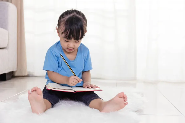 Asiatisch chinesisch klein mädchen sitting auf die boden zeichnung — Stockfoto